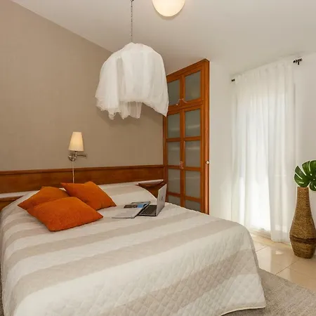 Villa Lola, Sea On A Palm! Heated Pool Trogir