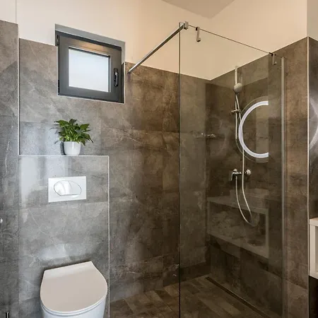 Lola, Sea On A Palm! Heated Pool * Trogir