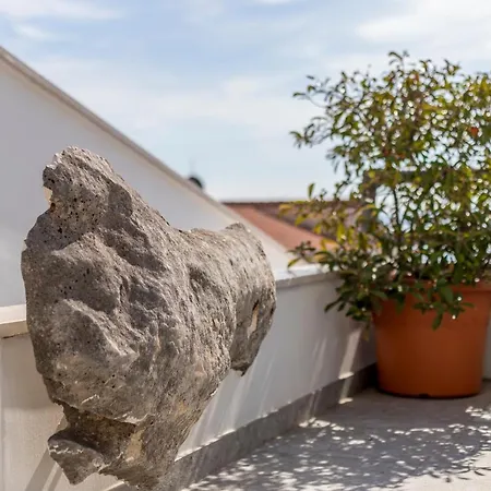 Lola, Sea On A Palm! Heated Pool * Trogir