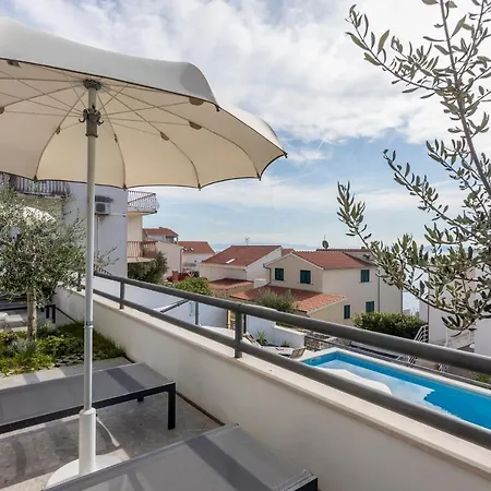 Lola, Sea On A Palm! Heated Pool Trogir