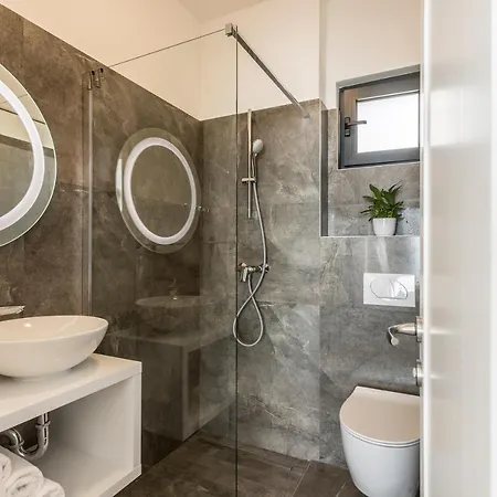 Villa Lola, Sea On A Palm! Heated Pool *