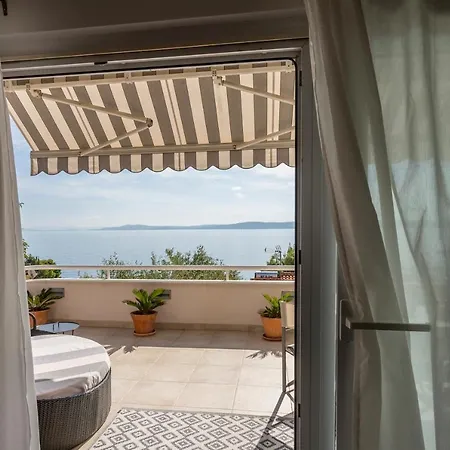 Lola, Sea On A Palm! Heated Pool Trogir