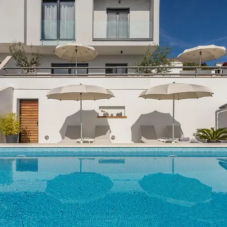 Lola, Sea On A Palm! Heated Pool * Трогир