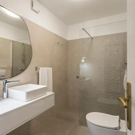 Lola, Sea On A Palm! Heated Pool Трогир