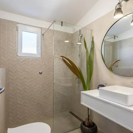 Lola, Sea On A Palm! Heated Pool Вилла Трогир