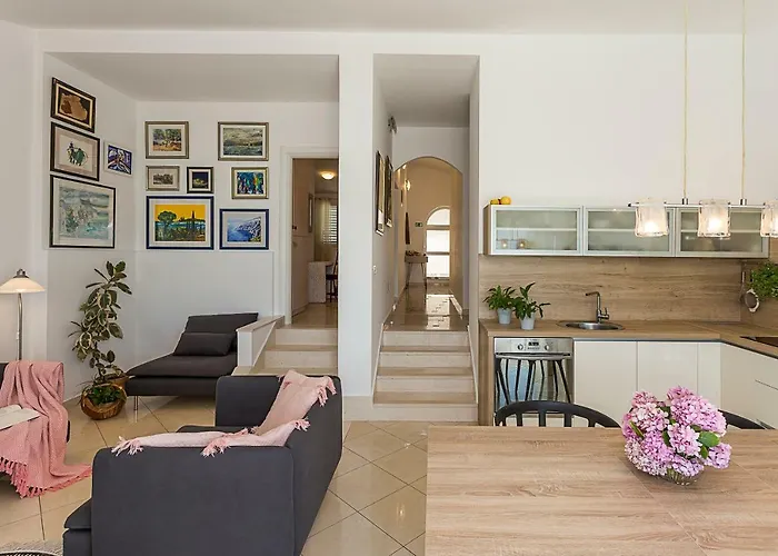 Lola, Sea On A Palm! Heated Pool Трогір