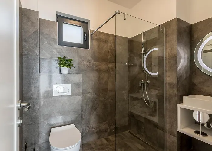 Lola, Sea On A Palm! Heated Pool * Trogir