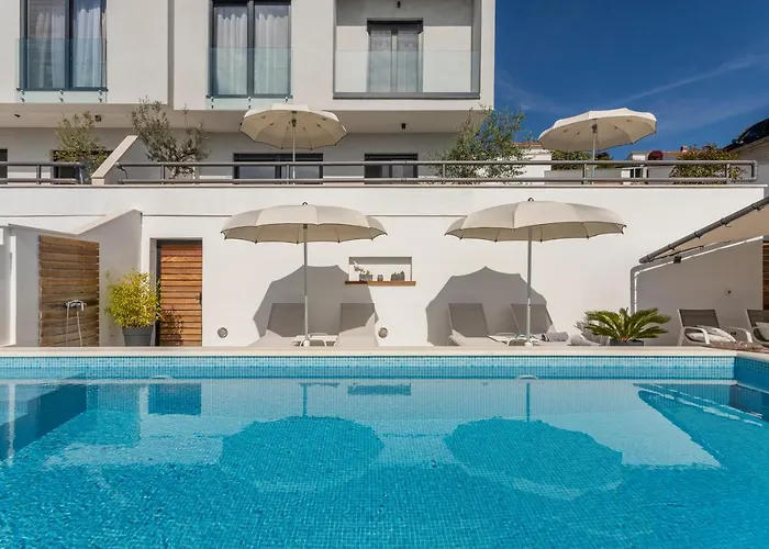 Lola, Sea On A Palm! Heated Pool * Trogir