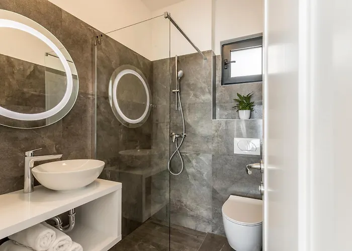 Villa Lola, Sea On A Palm! Heated Pool *