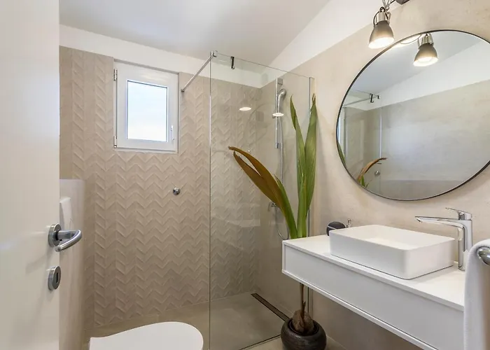 Lola, Sea On A Palm! Heated Pool Villa Trogir